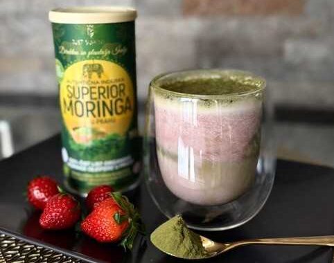 Moringa late sa ovsenim mlekom i jagodom